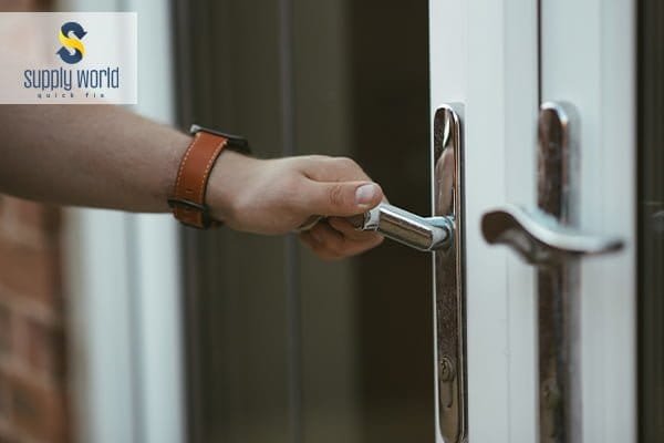 مقابض الأبواب والعوازل