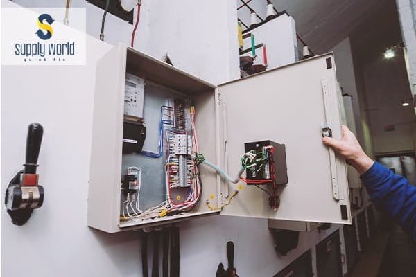 صورة صيانة للسباكة او الكهرباء في مطعم او كافيه او مستشفى